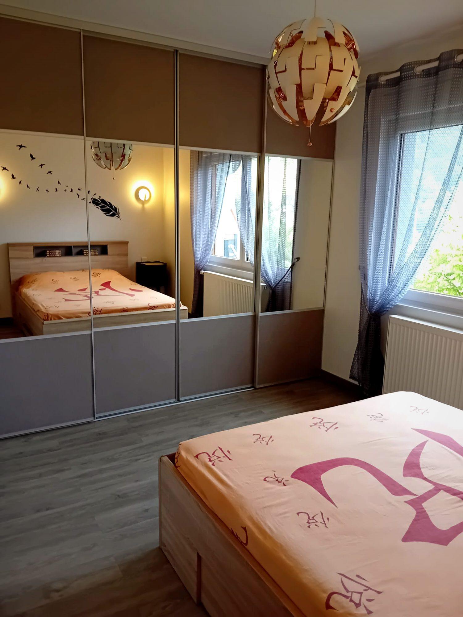 La chambre et ses grands rangements