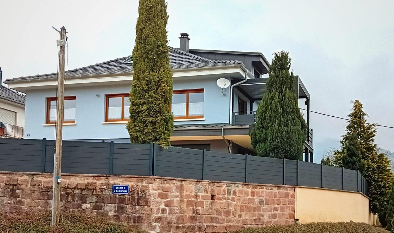 La maison en hiver, vue depuis la rue