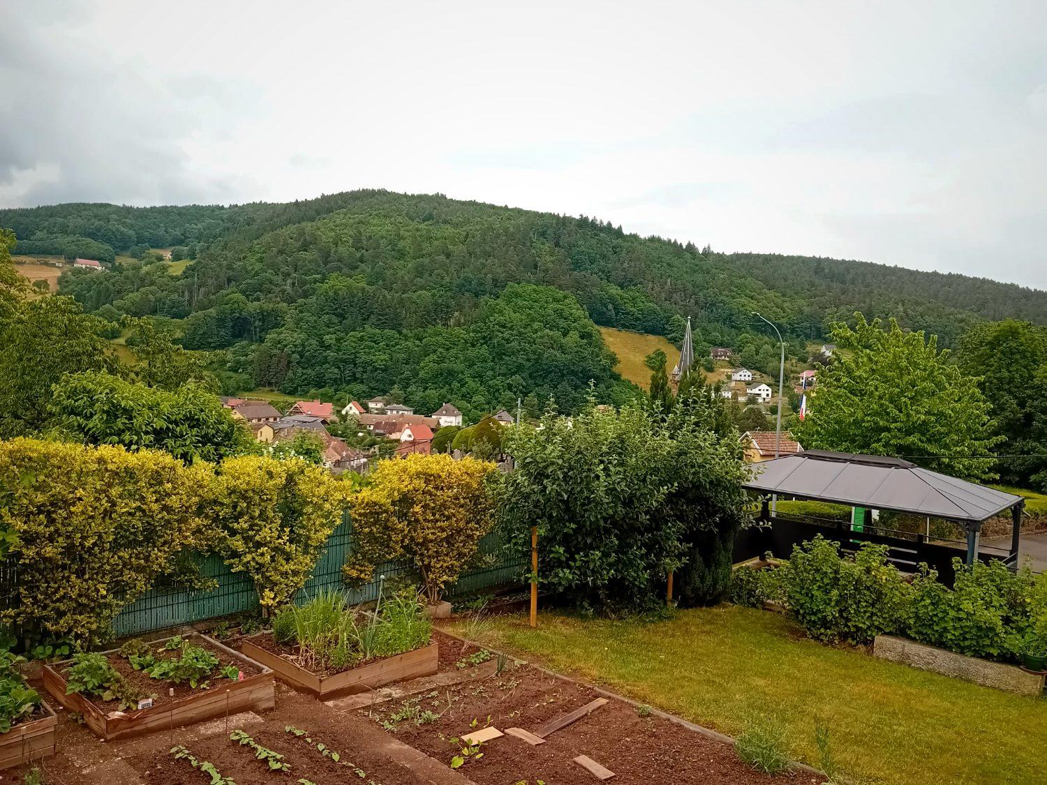 Le jardin, le potager et la vallée en arrière-plan