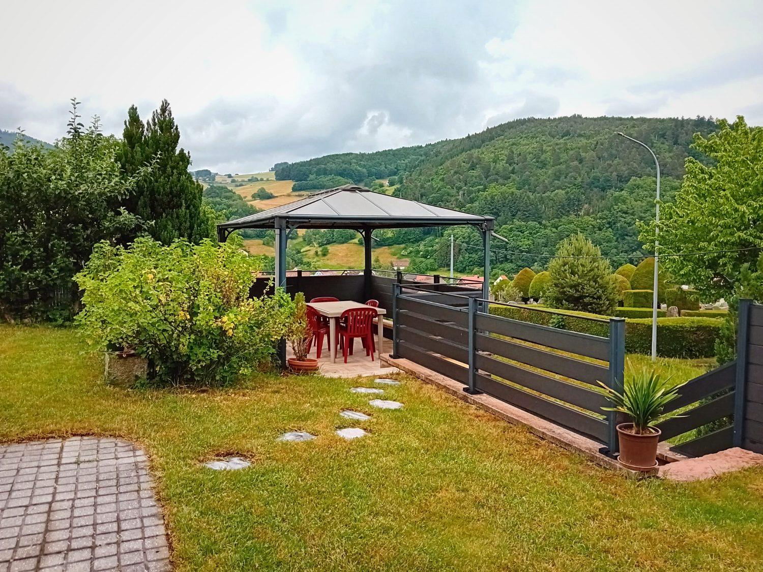 Le coin terrasse abrité sous gazebo